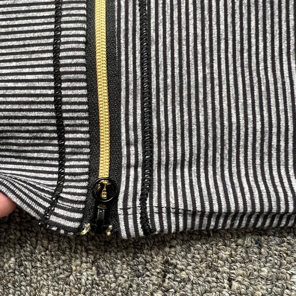 Lululemon Vinyasa Scarf Womens One Size Black Gray Tonka Stripes 28x26‎ Zipper